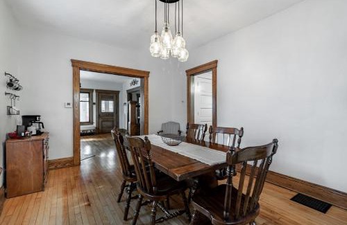 Kent Maison | Walk to Downtown Kent - 3 BR House w Patio & Yard