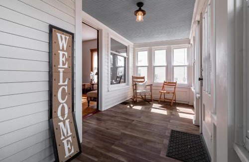 Kent Maison | Walk to Downtown Kent - 3 BR House w Patio & Yard