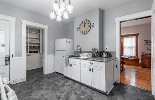 Kent Maison | Walk to Downtown Kent - 3 BR House w Patio & Yard