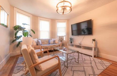 Salem Appartement | Walk to Downtown Salem with Arcade- Free Parking!