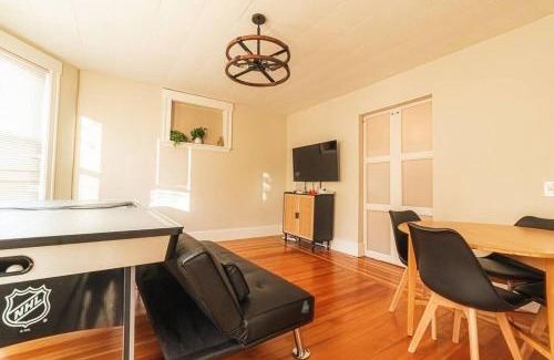 Salem Appartement | Walk to Downtown Salem with Arcade- Free Parking!