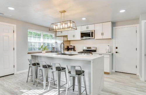 Milwaukie Maison | Walk to Dtwn Milwaukie Family Gem with Creek Access