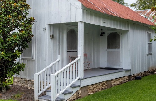Round Top Cottage | Bybee- Round Top Motel | IN TOWN | Fire Pit, Shopping, Wine!