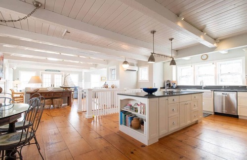 Brant Point Maison | Walk to ferry, town and beaches!
