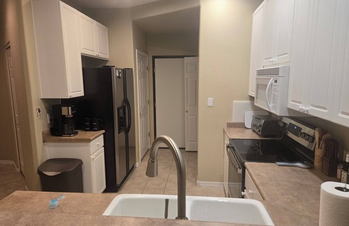 Superstition Springs Copropriété | Walk to golf and dining from this first floor Superstition Lakes condo near pool
