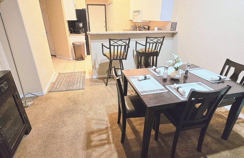 Superstition Springs Copropriété | Walk to golf and dining from this first floor Superstition Lakes condo near pool