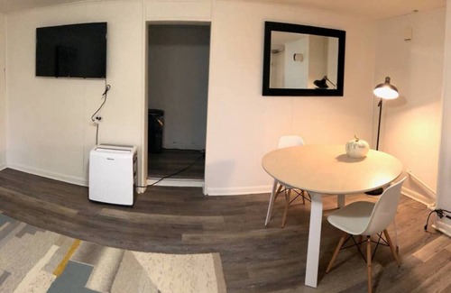 Starr Hill Appartement | Marchez jusqu'à l'hôpital UVA Élégamment meublé, animaux de compagnie, options de séjour prolongé
