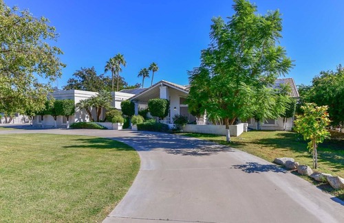 Larissa Maison | HEATED SPA WALK 2 LA-WSOX SP TRAINING 5MN DRIVE 2 STADIUM 1AC YARD 4Ksq ft HOME