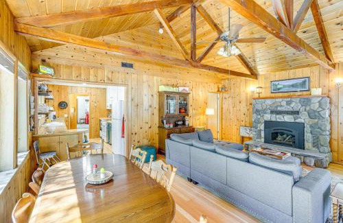 Prattville Maison | Walk to Lake Almanor Prattville Cabin with 2 Decks!