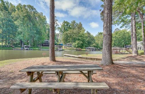 Littleton Maison | Walk to Lake Gaston Family Home with Yard
