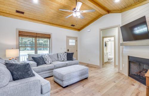 Littleton Maison | Walk to Lake Gaston Family Home with Yard