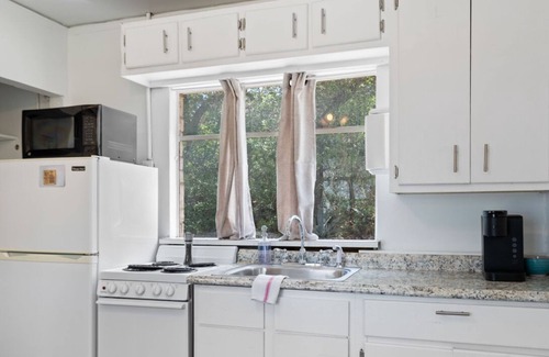 Volente Cabine | Walk to Lake Travis| Lakefront Waterpark│Bright Studio for 2│Firepit & Patio