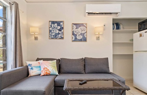 Volente Cabine | Walk to Lake Travis| Lakefront Waterpark│Bright Studio for 2│Firepit & Patio