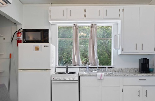 Volente Cabine | Walk to Lake Travis| Lakefront Waterpark│Bright Studio for 2│Firepit & Patio
