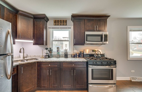 Blue Island Appartement | Walk to Metra: Pet-Friendly Blue Island Apt
