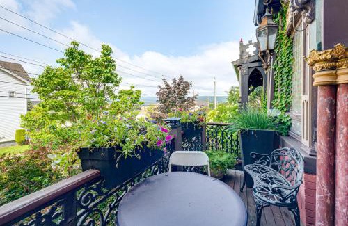 Scranton Maison | Walk to Nay Aug Park Grand Group Getaway with Patio