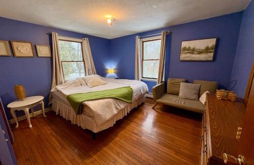 Saunderstown Maison | Walk to neighborhood lake