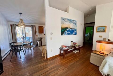 Saunderstown Maison | Walk to neighborhood lake