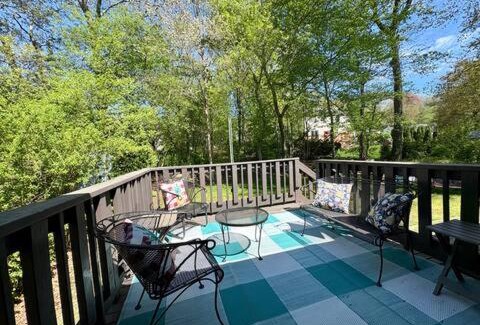 Saunderstown Maison | Walk to neighborhood lake