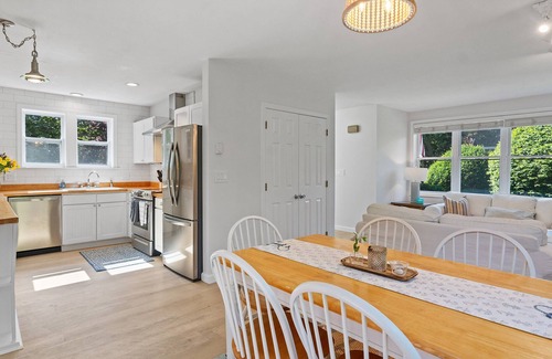 Easton's Point Maison | Walk to Newport, 1st & 2nd Beaches, & Cliff Walk from this Newly Redone Home