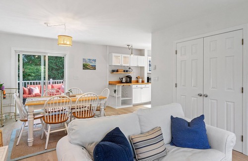 Easton's Point Maison | Walk to Newport, 1st & 2nd Beaches, & Cliff Walk from this Newly Redone Home