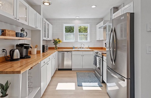 Easton's Point Maison | Walk to Newport, 1st & 2nd Beaches, & Cliff Walk from this Newly Redone Home