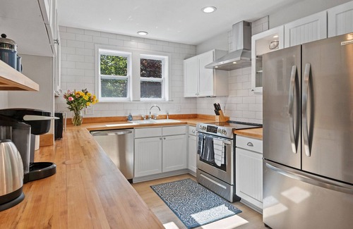 Easton's Point Maison | Walk to Newport, 1st & 2nd Beaches, & Cliff Walk from this Newly Redone Home