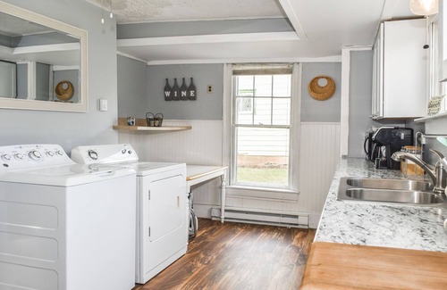 Watkins Glen Maison | Walk to Parks & Restaurants!