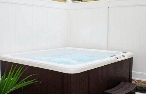 Watkins Glen Maison | Walk to parks & restaurants! Hot Tub! Game Room!