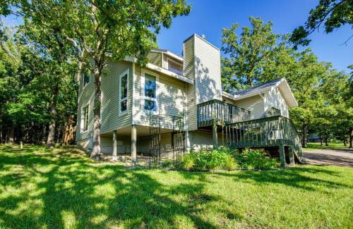 Flemington Maison | Walk to Pomme de Terre Lake Pet-Friendly Escape