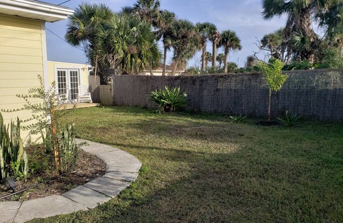 Palm Coast Maison | Marchez jusqu'à la plage privée depuis ce confortable cottage acceptant les animaux domestiques dans les Hammacks!