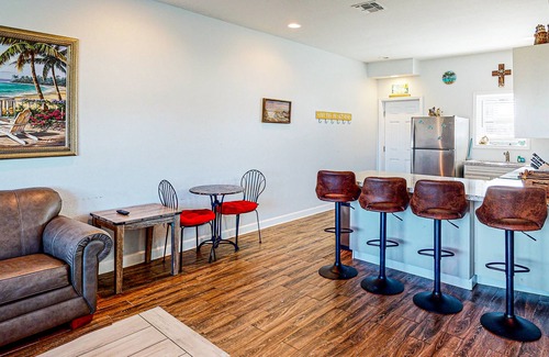 Sand Point Copropriété | Walk to Sandfest, Shared Pools, Boardwalk to Beach