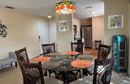 The Villages Maison | Marchez vers Spanish Springs!Maison nouvellement meublée! Voiturette de golf incluse!Wifi!