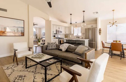La Buena Vida Maison | Walk to State Farm Stadium, Spring Training Heated Pool & Hot Tub!