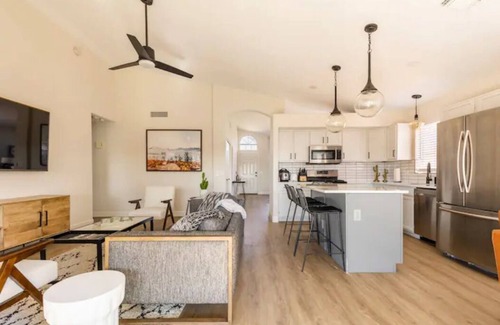 La Buena Vida Maison | Walk to State Farm Stadium, Spring Training Heated Pool & Hot Tub!