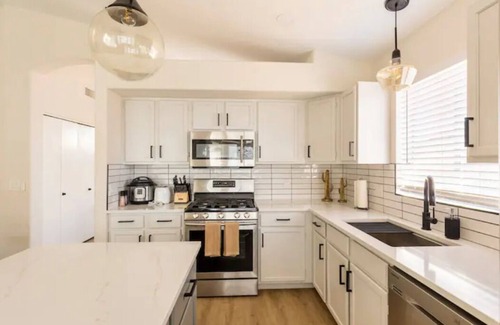 La Buena Vida Maison | Walk to State Farm Stadium, Spring Training Heated Pool & Hot Tub!
