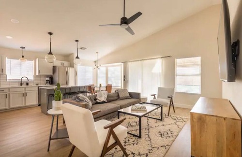 La Buena Vida Maison | Walk to State Farm Stadium, Spring Training Heated Pool & Hot Tub!