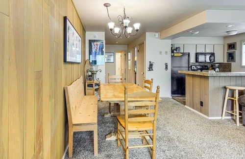 Elkhorn Copropriété | Walk to Sun Valley Village: Condo w/Deck!