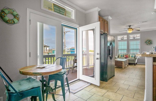Port Bolivar Cabine | Walk to The Beach! Pet Friendly - King bed