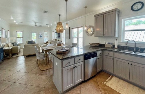 Santa Rosa Beach Maison | Walk to the Beach!/Santa Rosa Spring Break/Pet Friendly/Pool