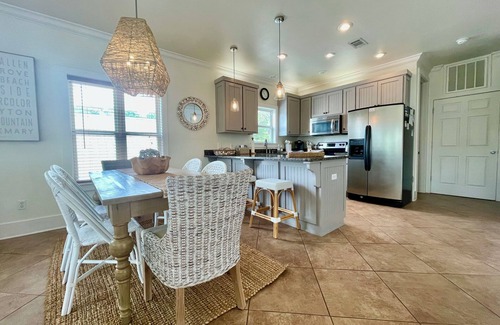 Santa Rosa Beach Maison | Walk to the Beach!/Santa Rosa Spring Break/Pet Friendly/Pool