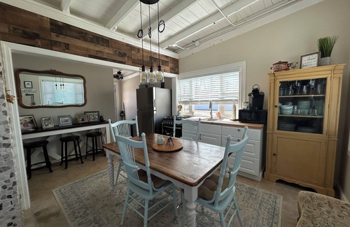 Fortescue Maison | Walk to the Beach and Marina! Family and dog friendly in Fortescue NJ!