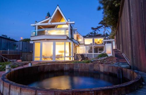 Moss Beach Maison | Walk to the Beach from this Ocean Front Home