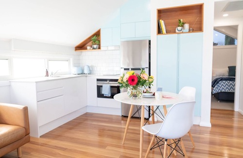 Cooks Hill Maison | Disponible maintenant | Frais et moderne | à pied des cafés / boutiques et de la plage | 4 personnes + wifi