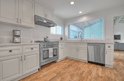 Peninsula Maison | Located 3 houses from the water! Beach house with two car garage