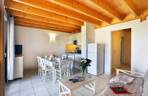 Locmaria-Plouzane Maison | Walk to the Beach! Rustic + Comfy House