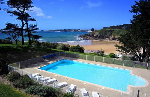 Locmaria-Plouzane Maison | Walk to the Beach! Rustic + Comfy House