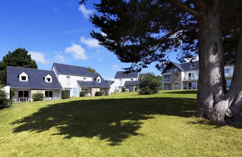 Locmaria-Plouzane Maison | Walk to the Beach! Rustic + Comfy House
