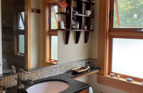 Central District Maison | Walk to the lake from your Classic Seattle Craftsman!