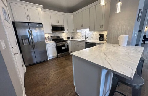 South Shore Maison | Walk to the Lake! Grill, Fireplace, Sleeps 12